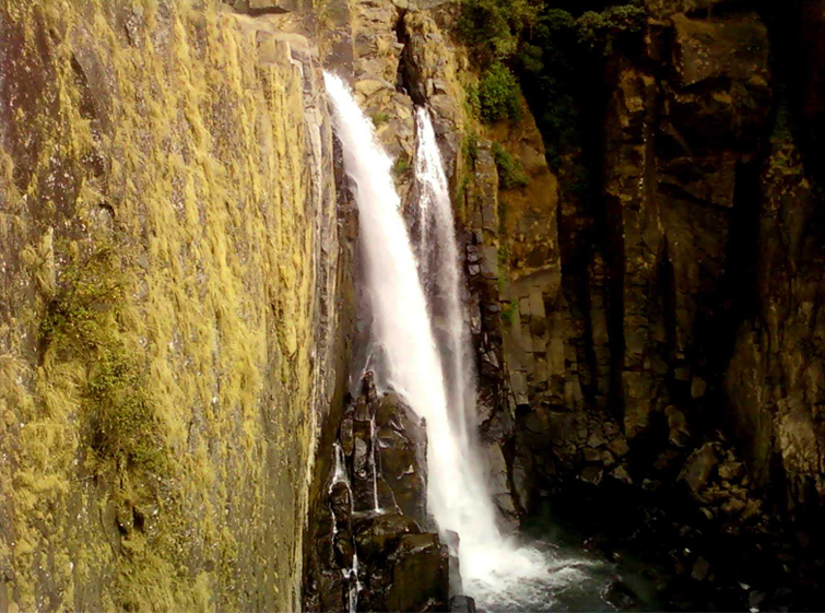 Weiñia Falls Nongkhnum