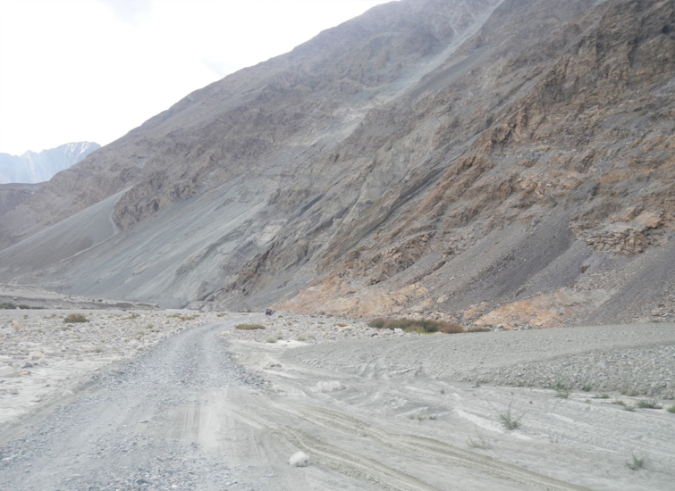 on-the-way-to-pangong-lake-from-Nubra-Valley2