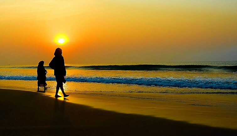Romantic-walks-and-Sunrise-at-beaches