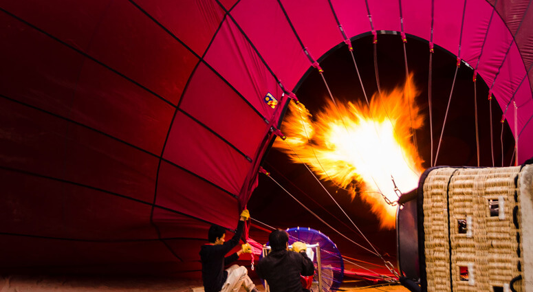 Hot-air-balloon-ride-in-Bagan