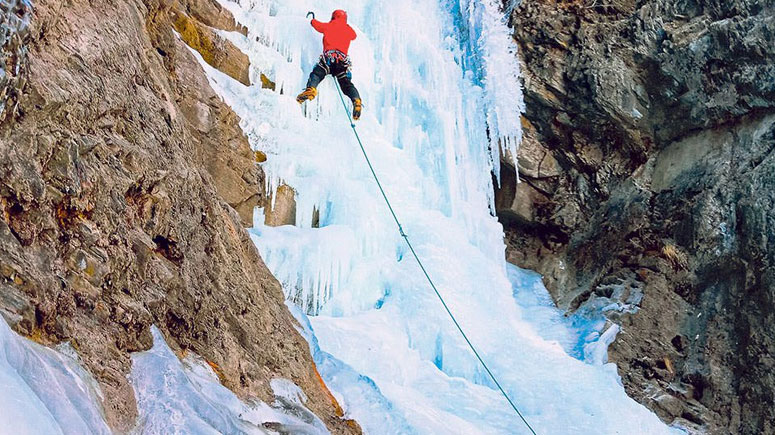 LANGTANG VALLEY - Waterfall Ice Climbing