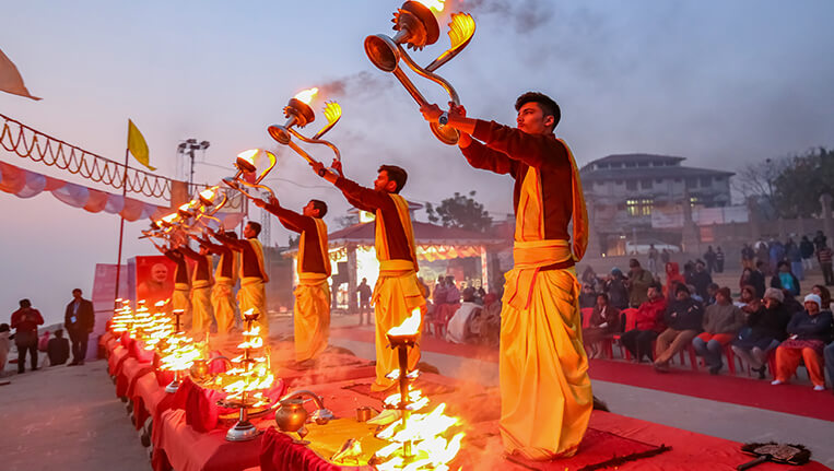 Varanasi,-India,-January-22,-2019-Varanasi-Ganga-aarti-rituals-at-Assi-ghat-performed-by-young-priests-before-sunrise
