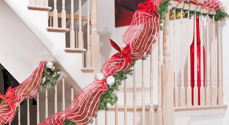 STAIRCASE-CHRISTMAS-DECORATING-IDEAS
