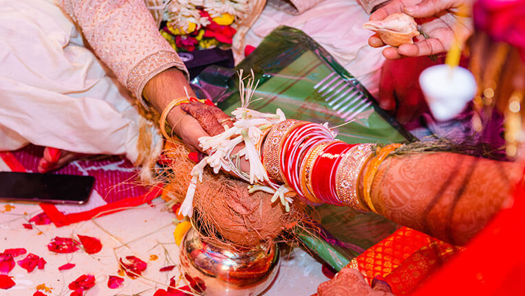Indian Wedding Rituals Bengali couple, Couples hand on hand in indian wedding