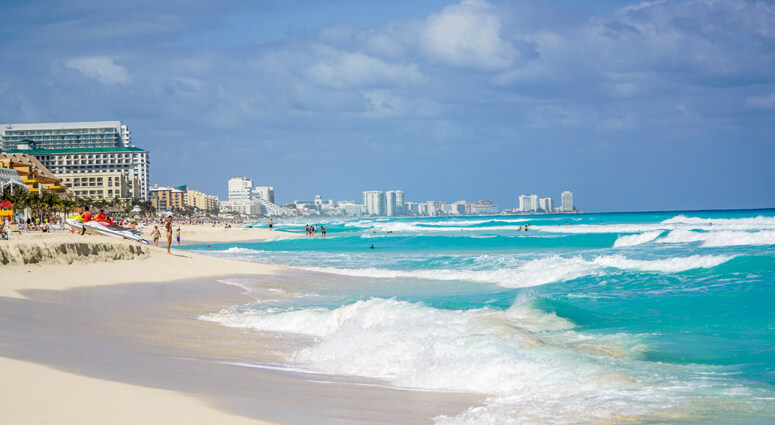 Breathtaking-Beach-Breaks-in-Cancun,-Mexico