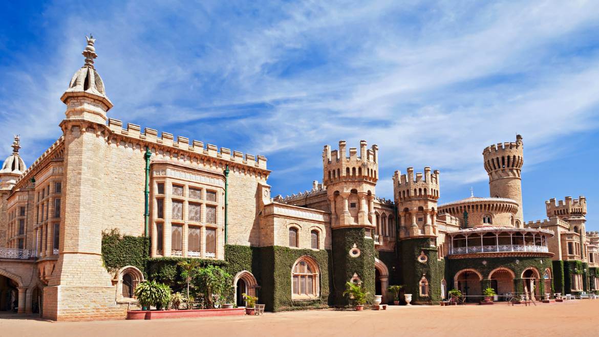 https://www.tourmyindia.com/blog//wp-content/uploads/2021/12/Best-Places-to-Visit-in-Bangalore-Bangalore-Palace.jpg