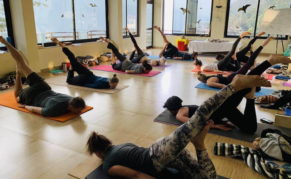 13 Best Yoga Training Centres, Ashrams & Schools in Rishikesh TMI