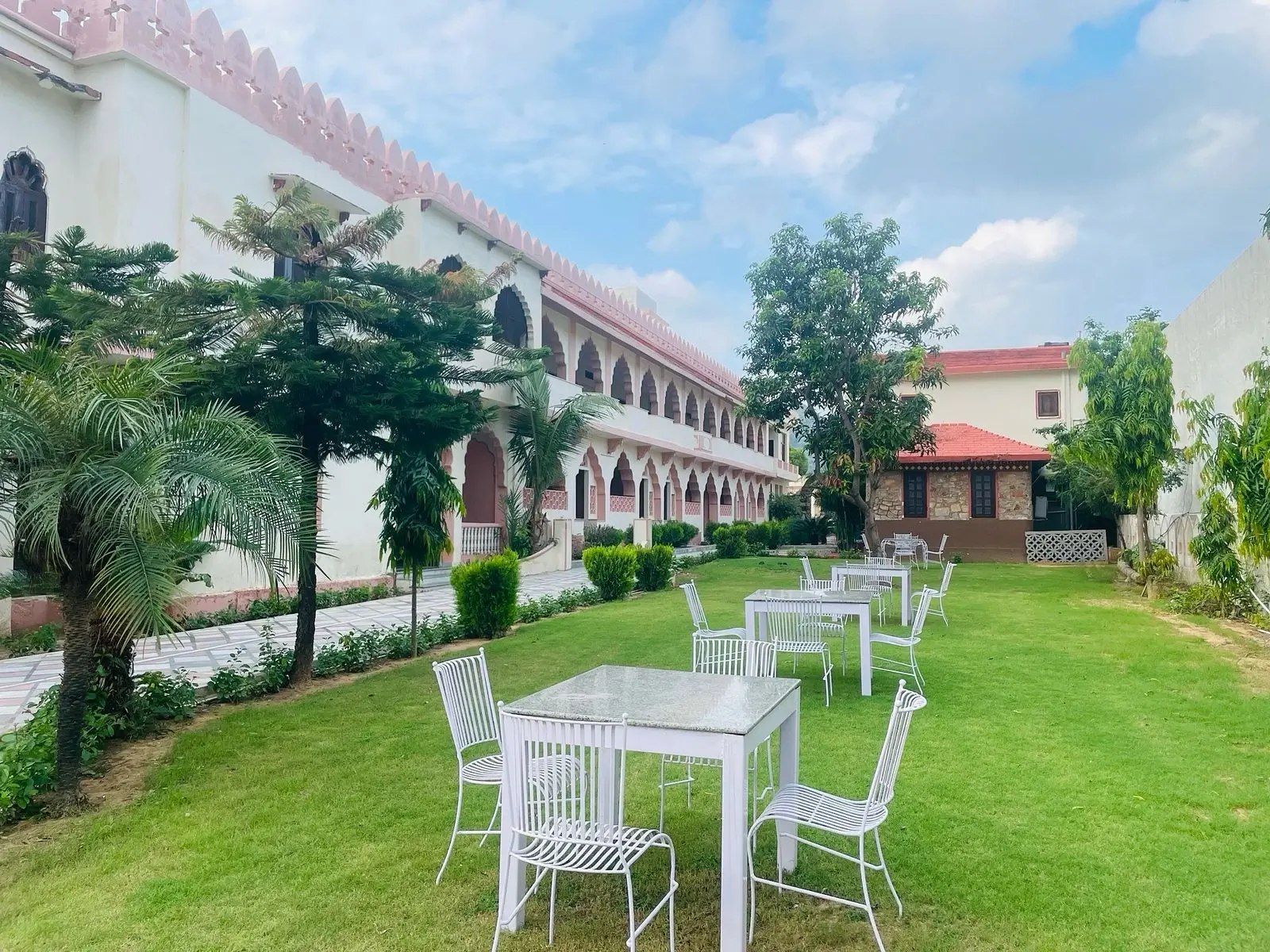 Hotel Sajjan Bagh